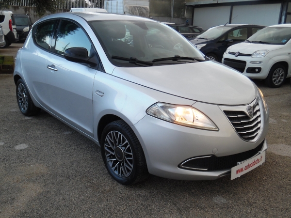 Lancia Ypsilon Auto