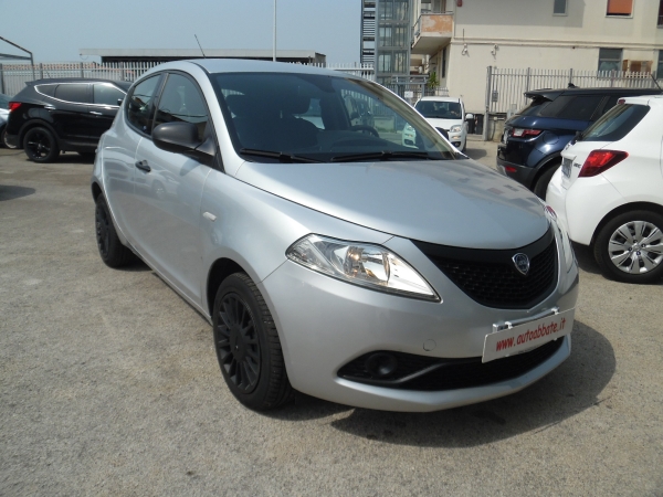 Lancia Ypsilon Auto